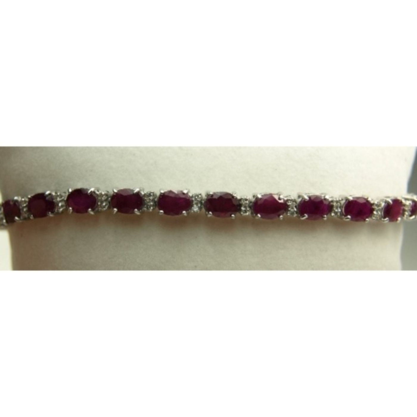 B2061E 14K-18K White Gold & Diamond-Ruby �12.500 14K-18K White Gold & Diamond-Ruby - Image 1